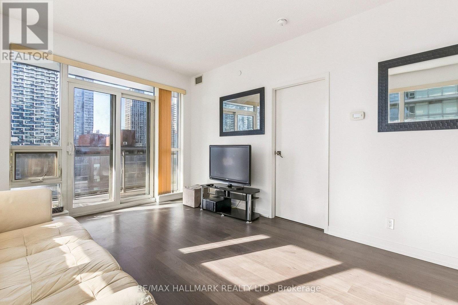 1212 - 98 Lillian Street, Toronto, ON - Indoor Photo Showing Living Room