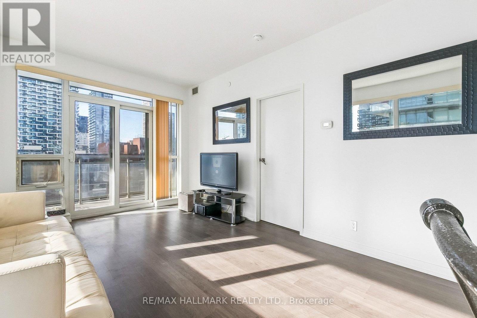 1212 - 98 Lillian Street, Toronto, ON - Indoor Photo Showing Living Room