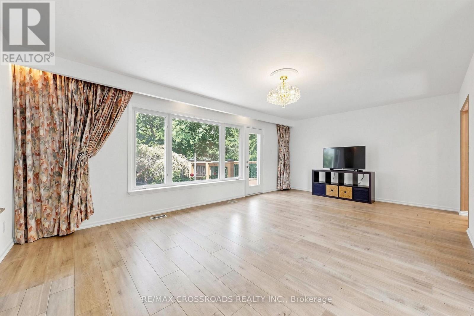 15 Alamosa Drive, Toronto, ON - Indoor Photo Showing Living Room