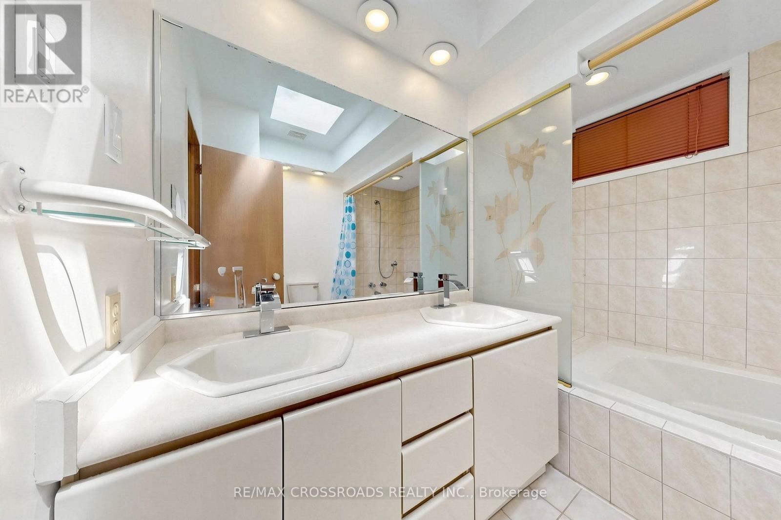 15 Alamosa Drive, Toronto, ON - Indoor Photo Showing Bathroom