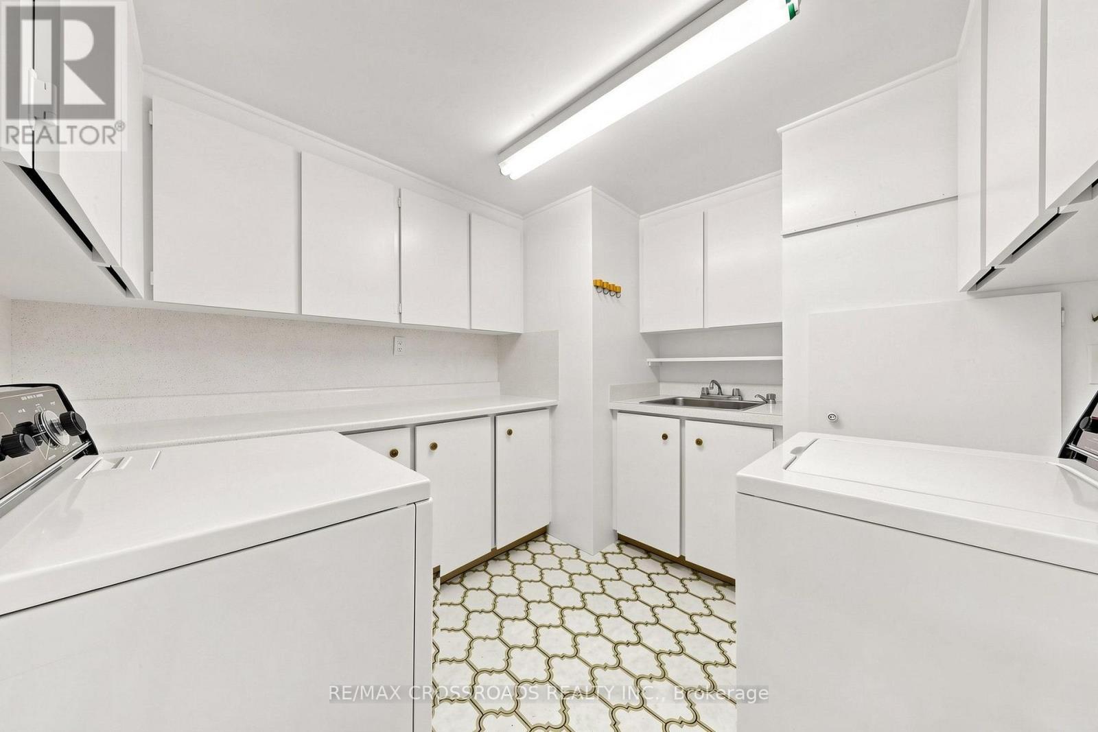 15 Alamosa Drive, Toronto, ON - Indoor Photo Showing Laundry Room