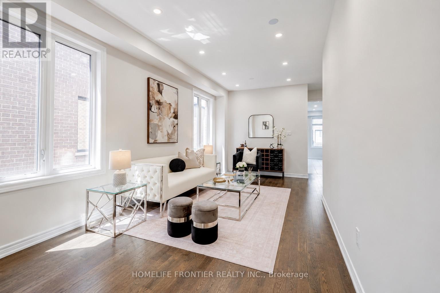 879 Plum Place, Milton, ON - Indoor Photo Showing Living Room