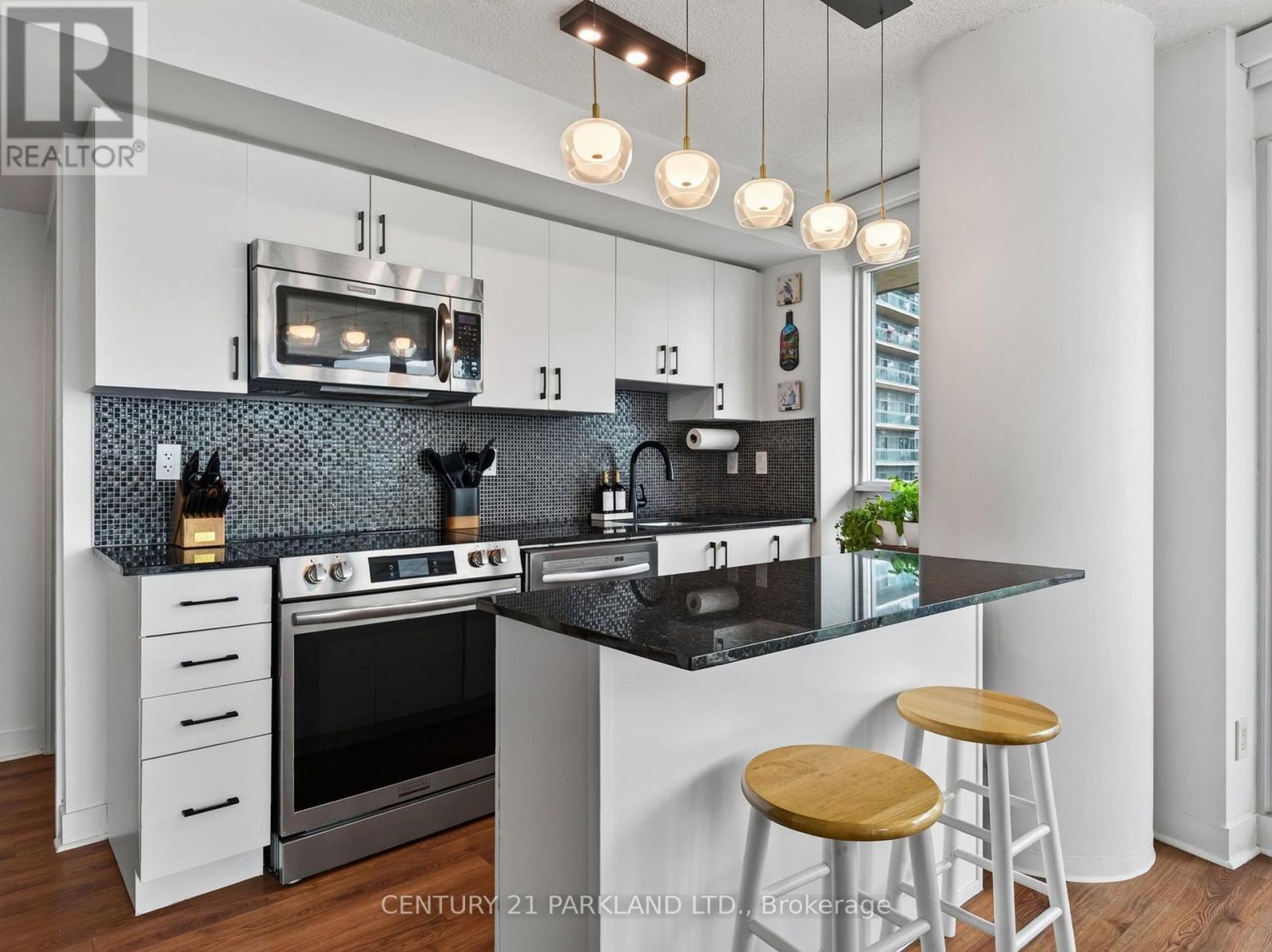 1103 - 155 Legion Road, Toronto, ON - Indoor Photo Showing Kitchen With Upgraded Kitchen