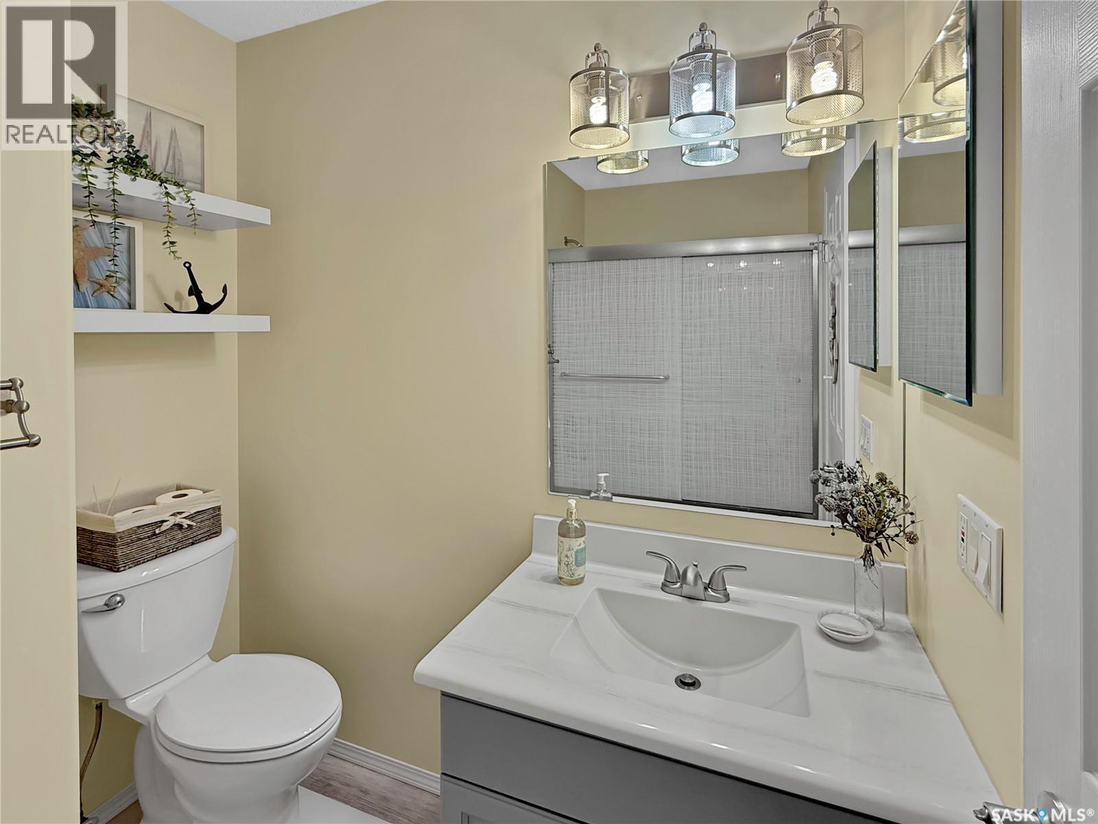 72 3Rd Avenue W, Metinota, SK - Indoor Photo Showing Bathroom