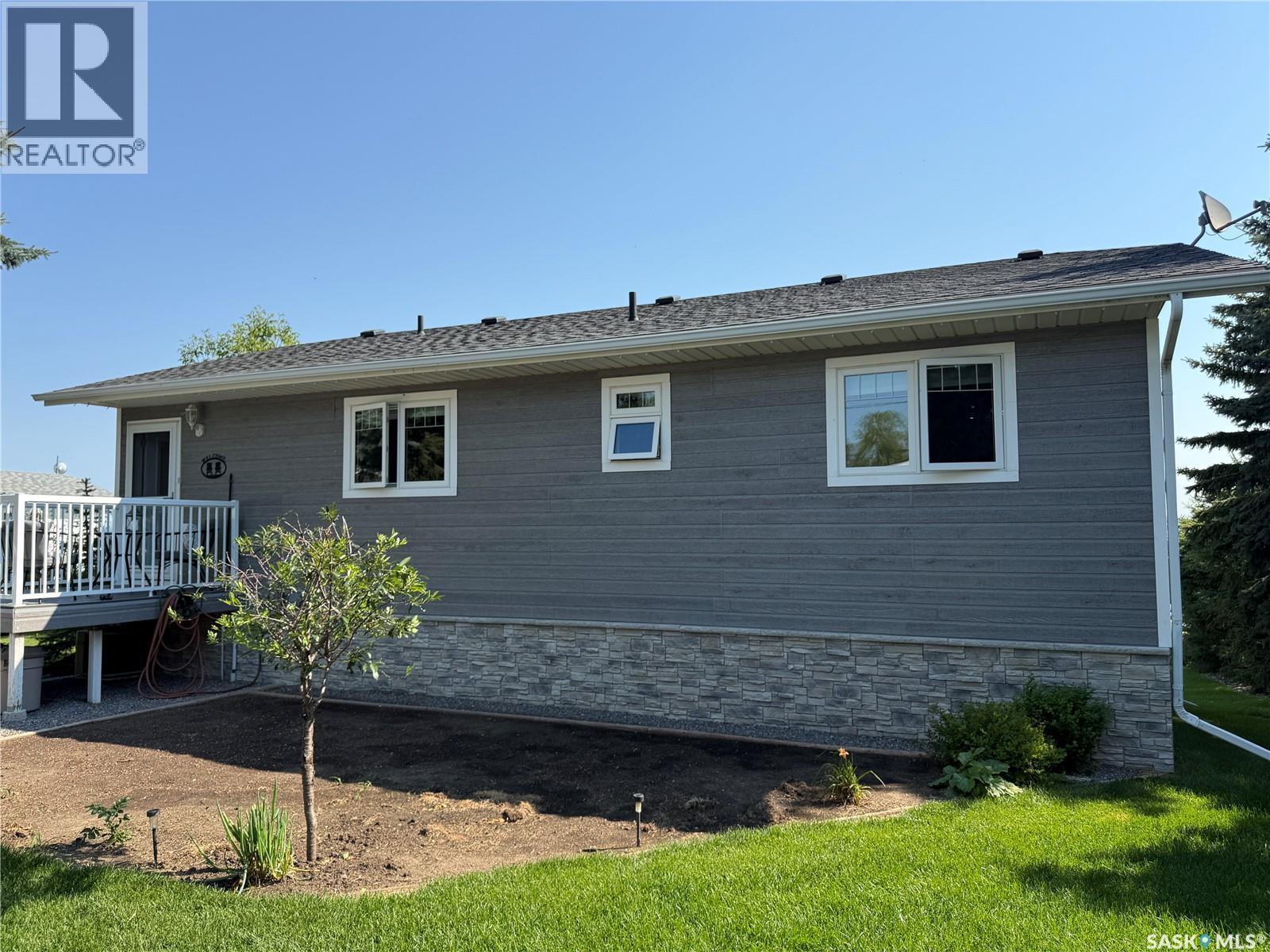 72 3Rd Avenue W, Metinota, SK - Outdoor With Deck Patio Veranda