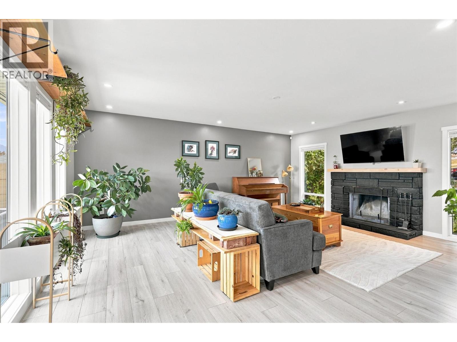 468 Grandview Terrace, Kamloops, BC - Indoor Photo Showing Living Room With Fireplace