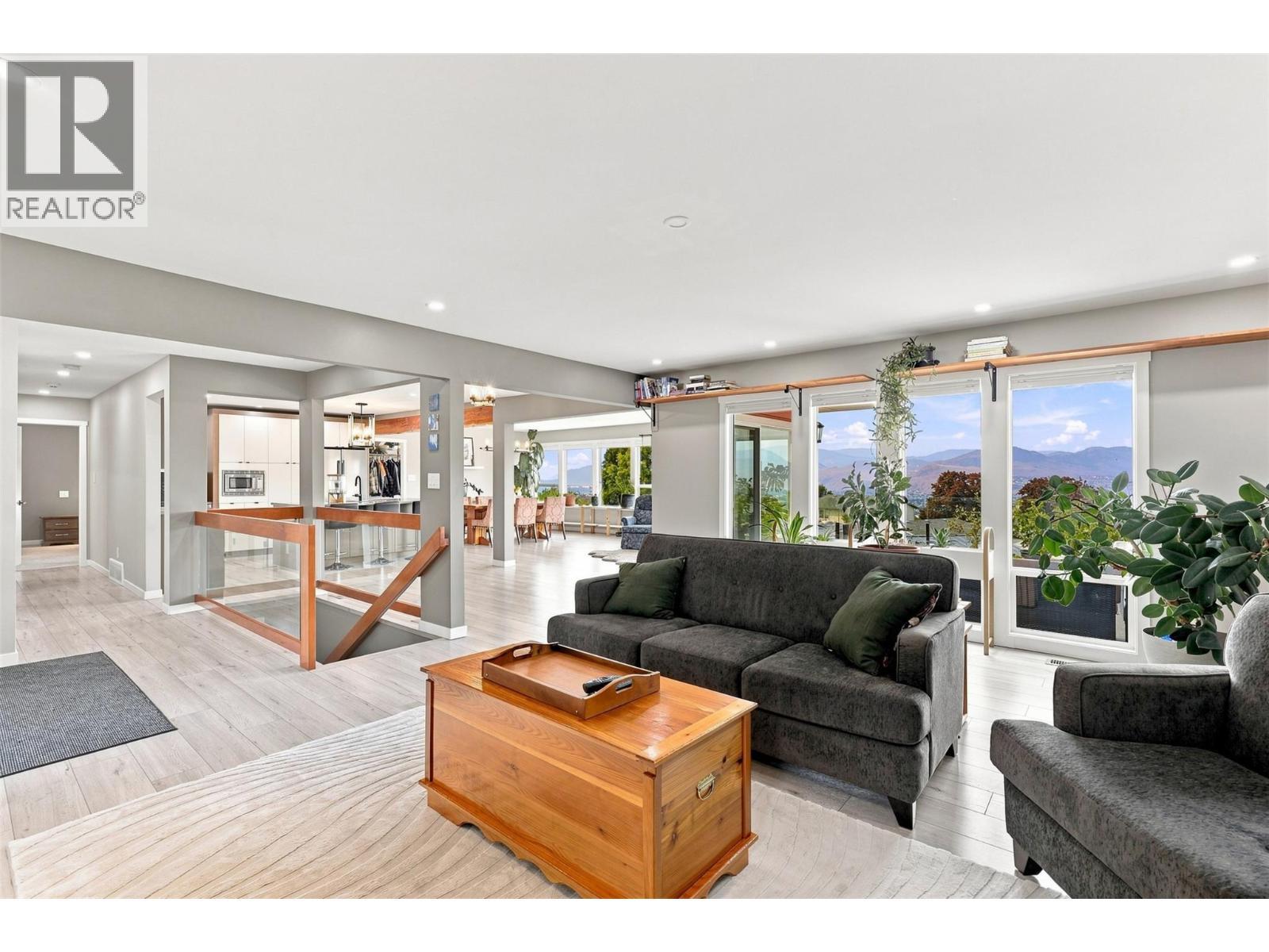 468 Grandview Terrace, Kamloops, BC - Indoor Photo Showing Living Room