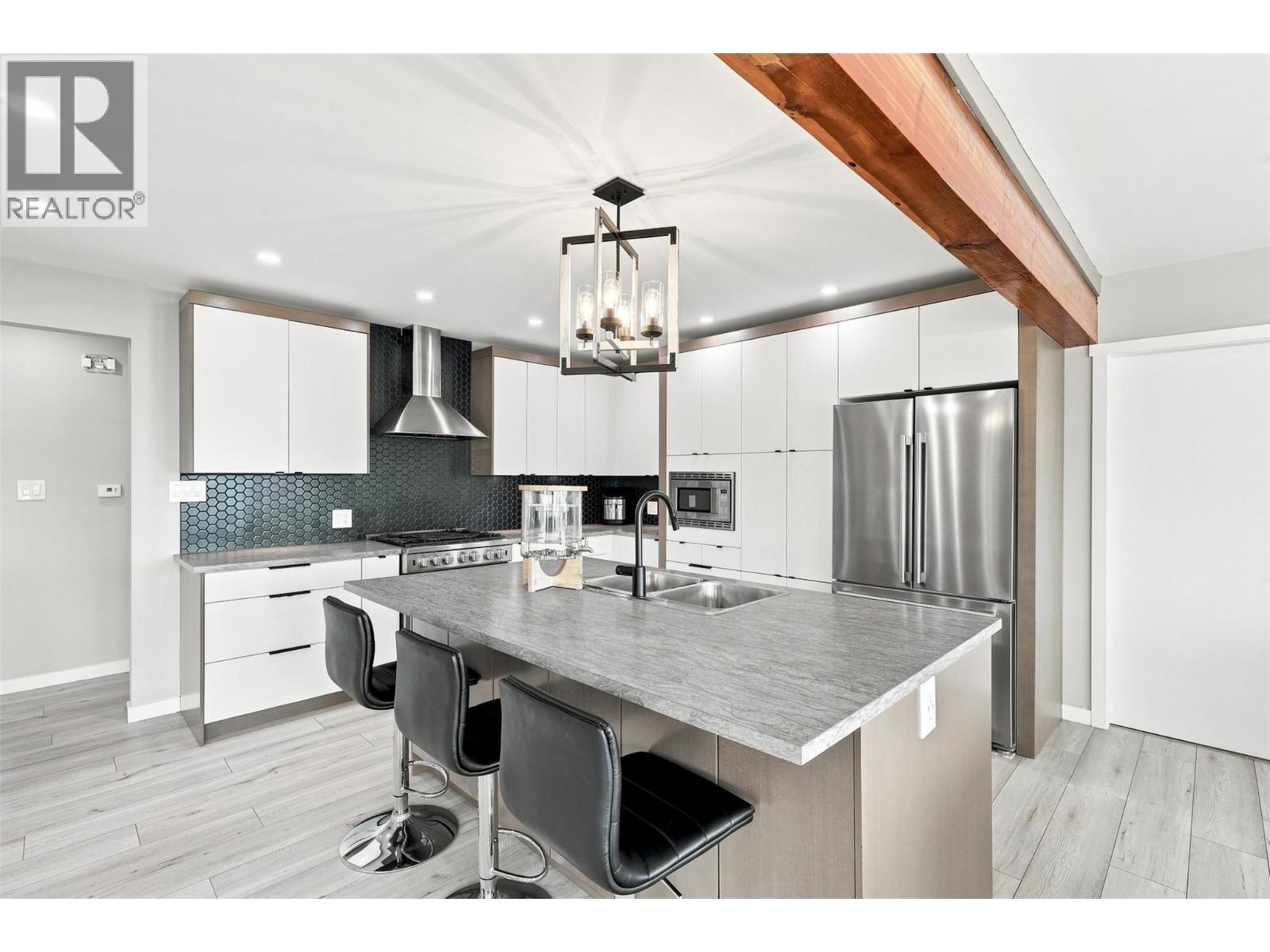 468 Grandview Terrace, Kamloops, BC - Indoor Photo Showing Kitchen With Double Sink With Upgraded Kitchen