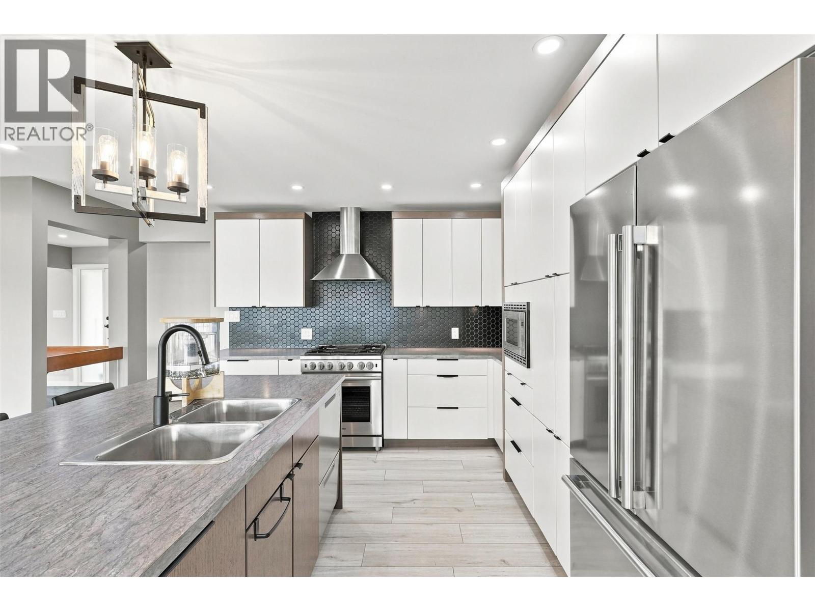 468 Grandview Terrace, Kamloops, BC - Indoor Photo Showing Kitchen With Double Sink With Upgraded Kitchen