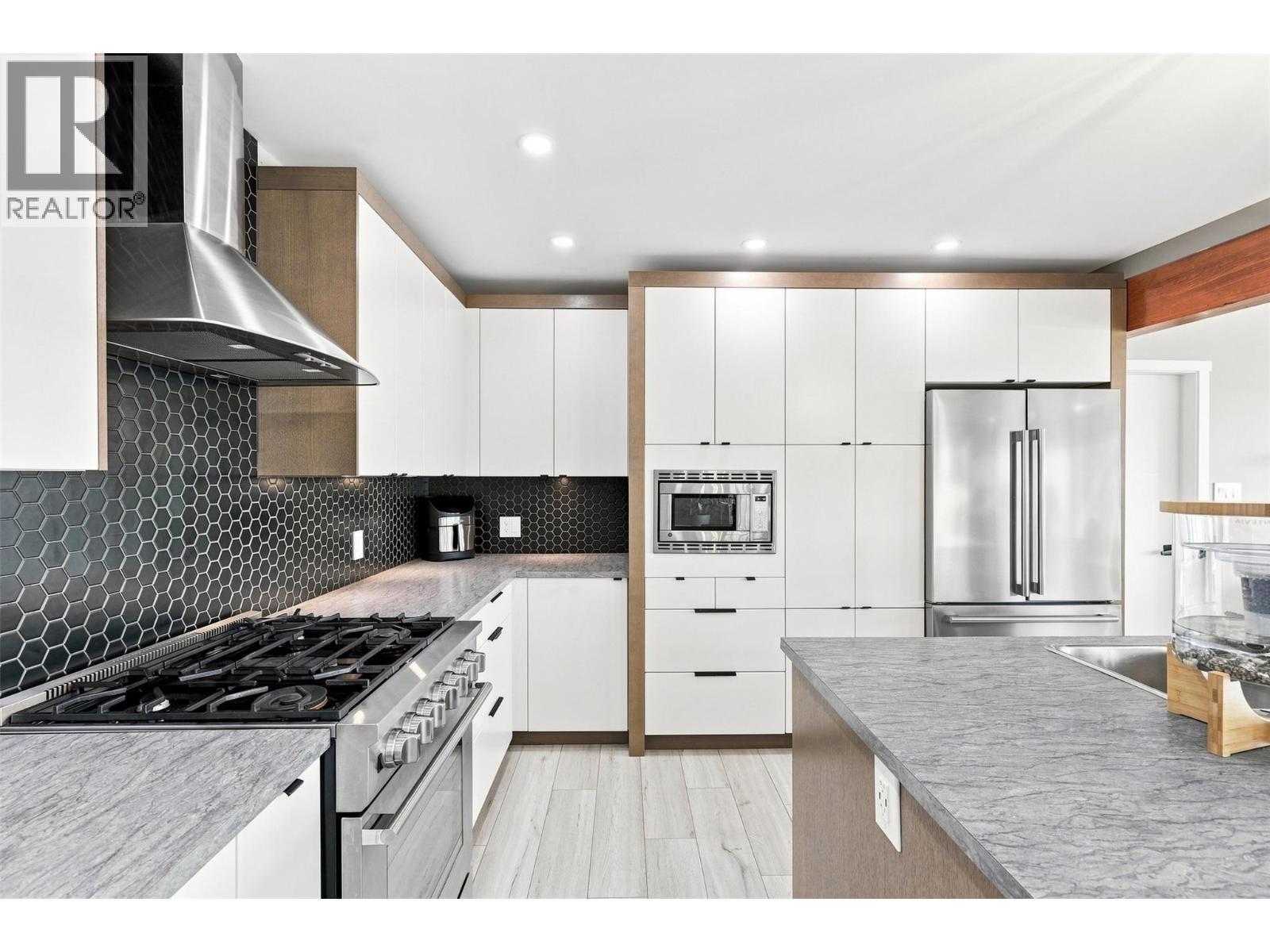468 Grandview Terrace, Kamloops, BC - Indoor Photo Showing Kitchen With Upgraded Kitchen