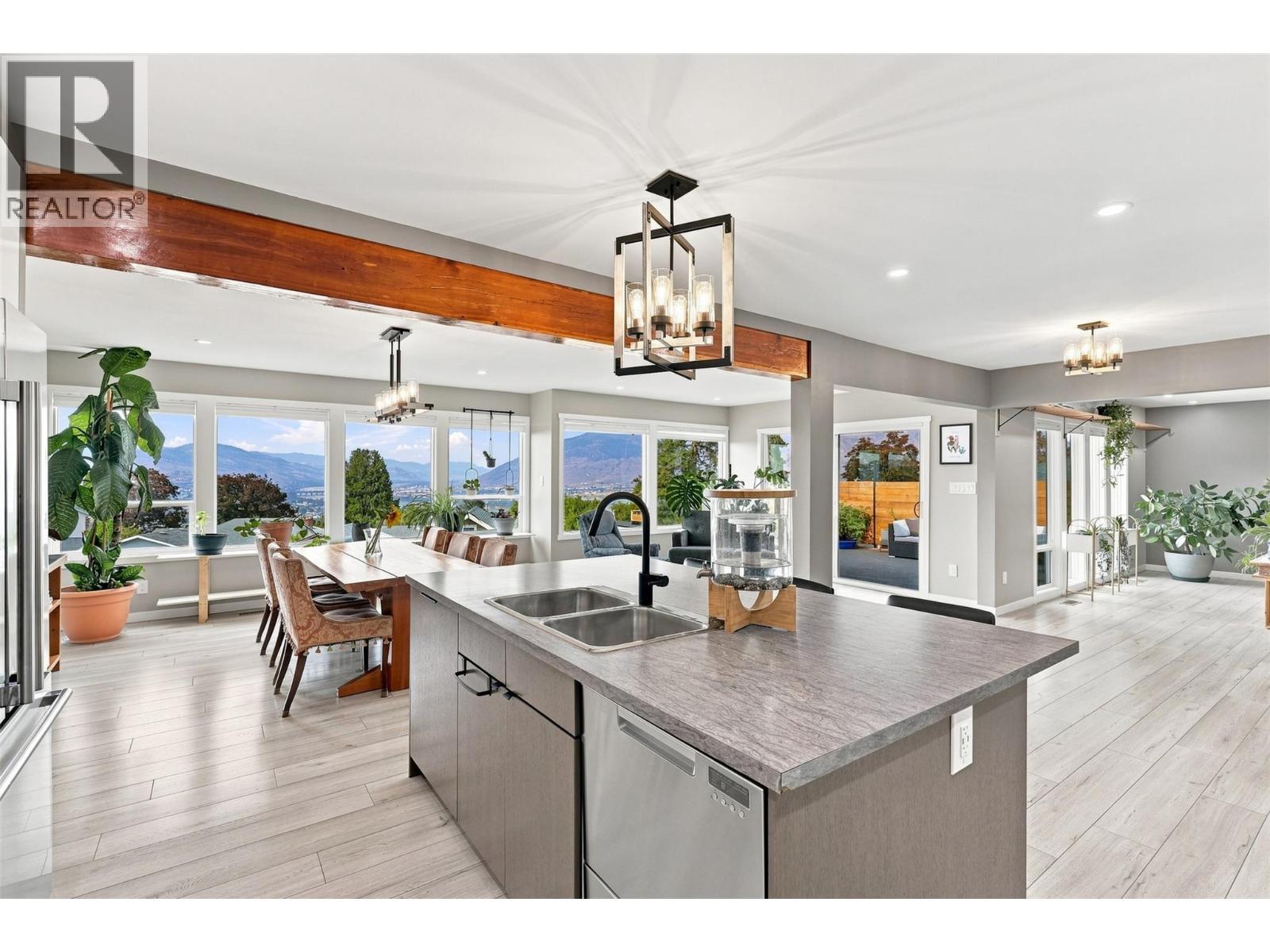 468 Grandview Terrace, Kamloops, BC - Indoor Photo Showing Kitchen With Double Sink