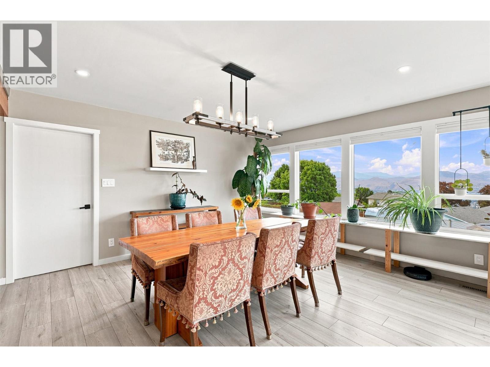 468 Grandview Terrace, Kamloops, BC - Indoor Photo Showing Dining Room