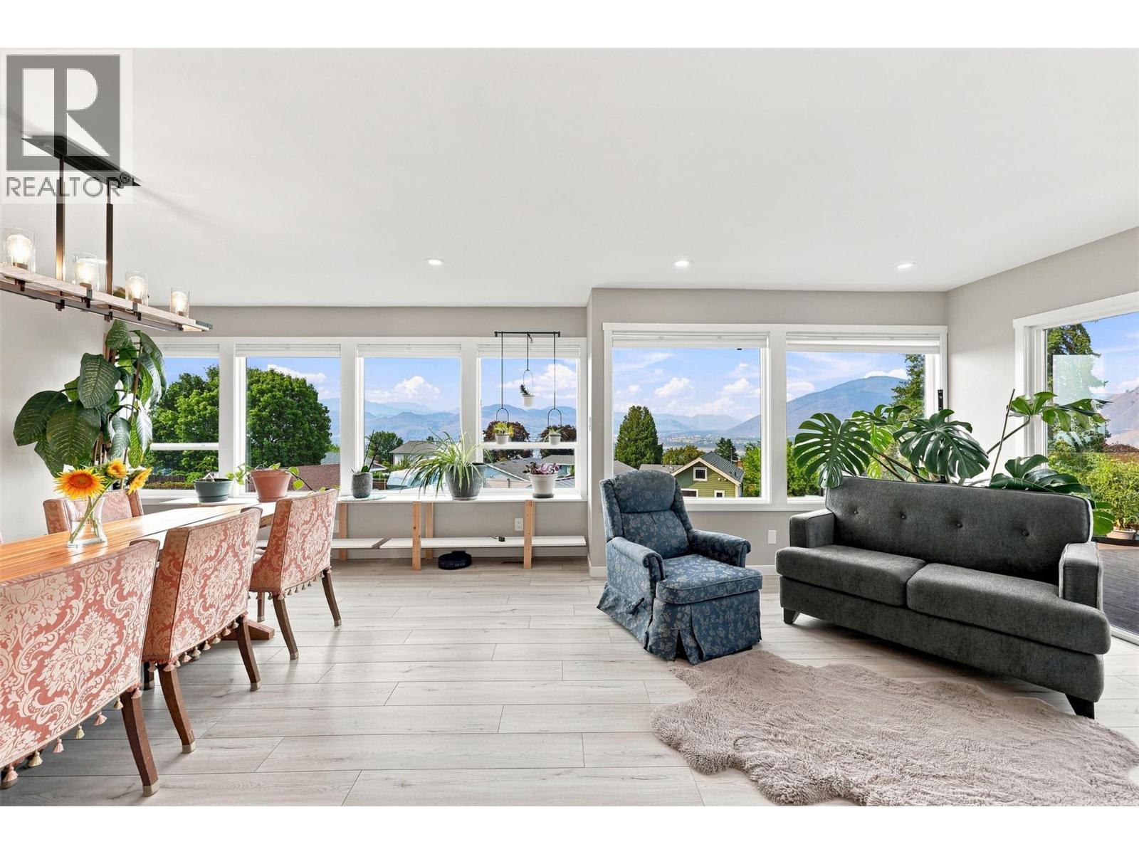 468 Grandview Terrace, Kamloops, BC - Indoor Photo Showing Living Room