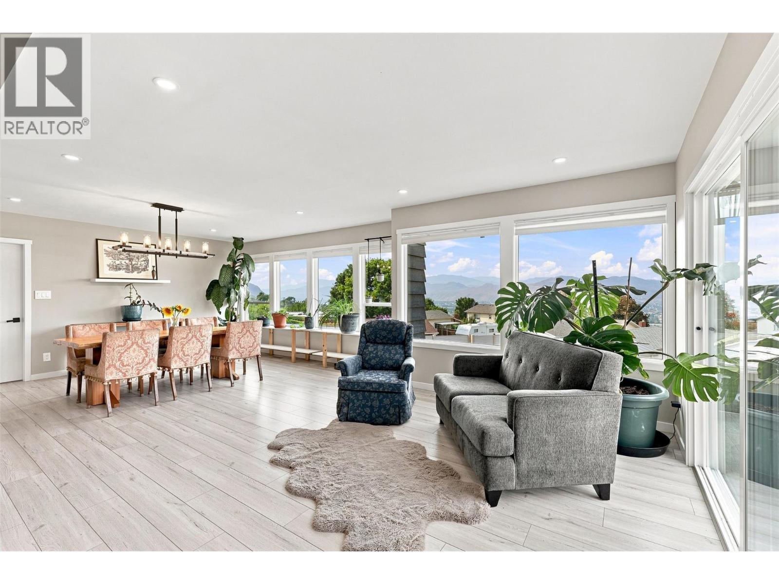 468 Grandview Terrace, Kamloops, BC - Indoor Photo Showing Living Room