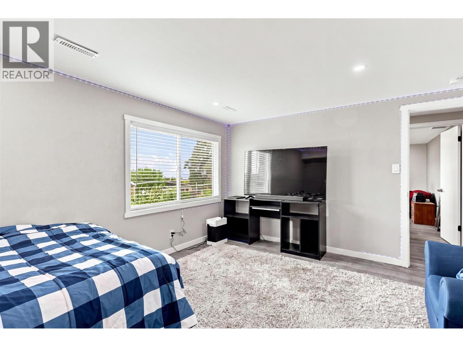 Some items virtually removed - 468 Grandview Terrace, Kamloops, BC - Indoor Photo Showing Bedroom