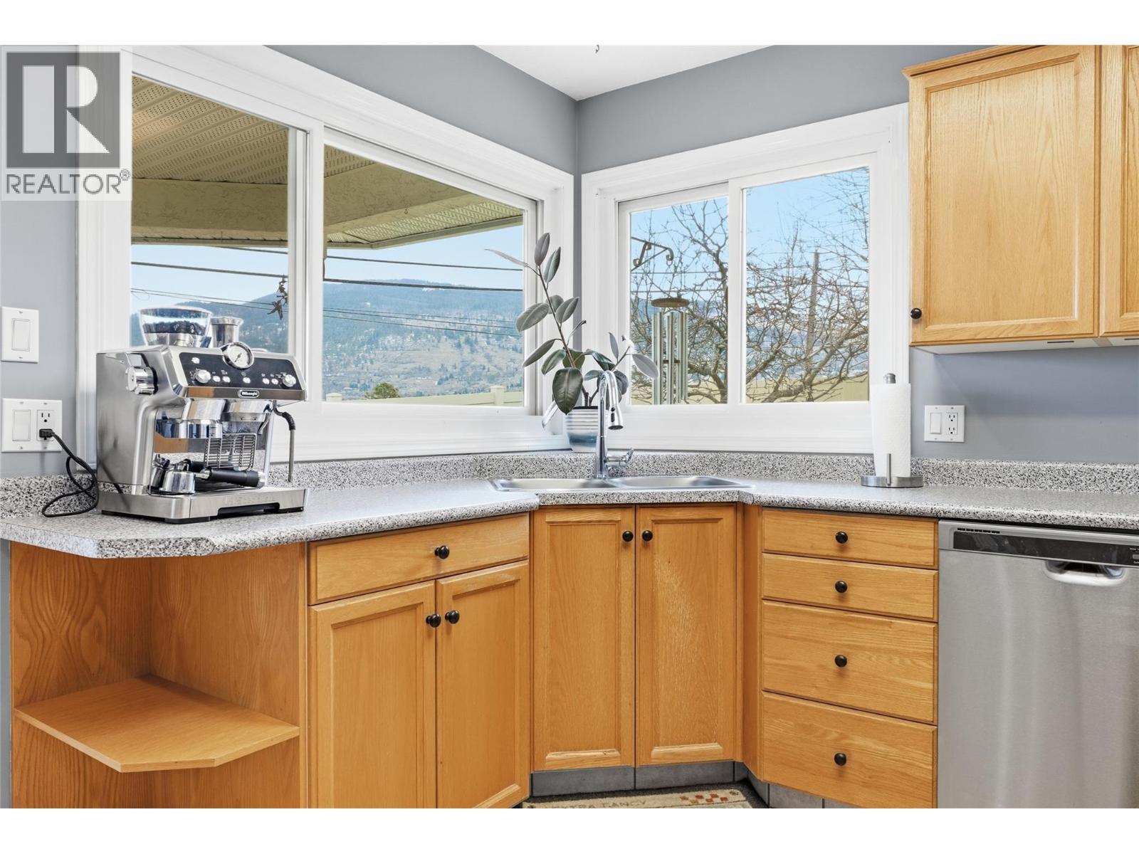 124 Sarsons Road Unit# 17, Vernon, BC - Indoor Photo Showing Kitchen