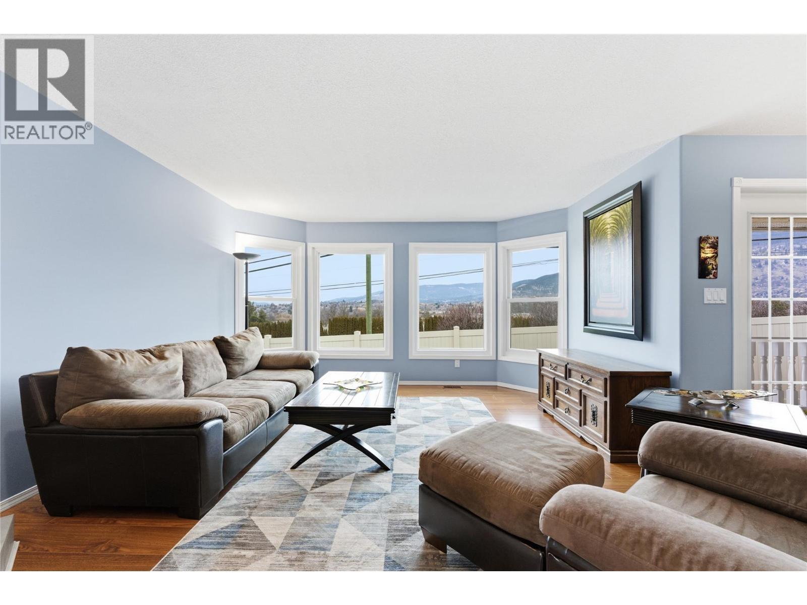 124 Sarsons Road Unit# 17, Vernon, BC - Indoor Photo Showing Living Room