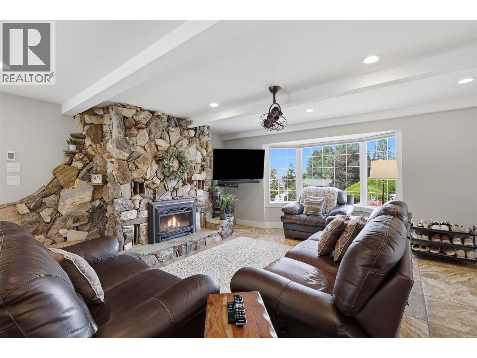 779 Gleneagles Drive, Kamloops, BC - Indoor Photo Showing Living Room With Fireplace
