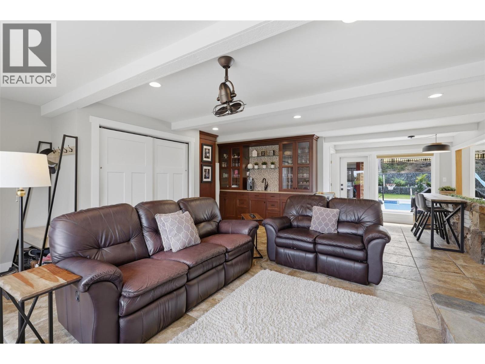 779 Gleneagles Drive, Kamloops, BC - Indoor Photo Showing Living Room