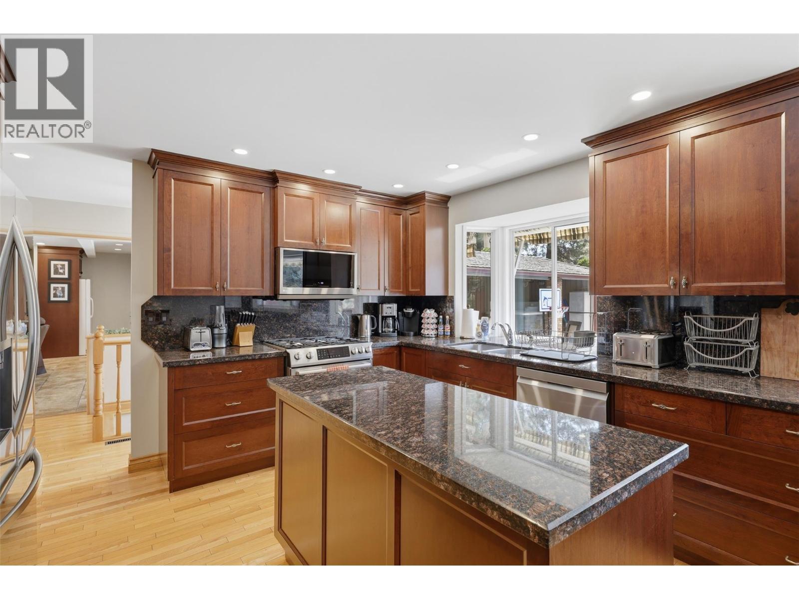 779 Gleneagles Drive, Kamloops, BC - Indoor Photo Showing Kitchen