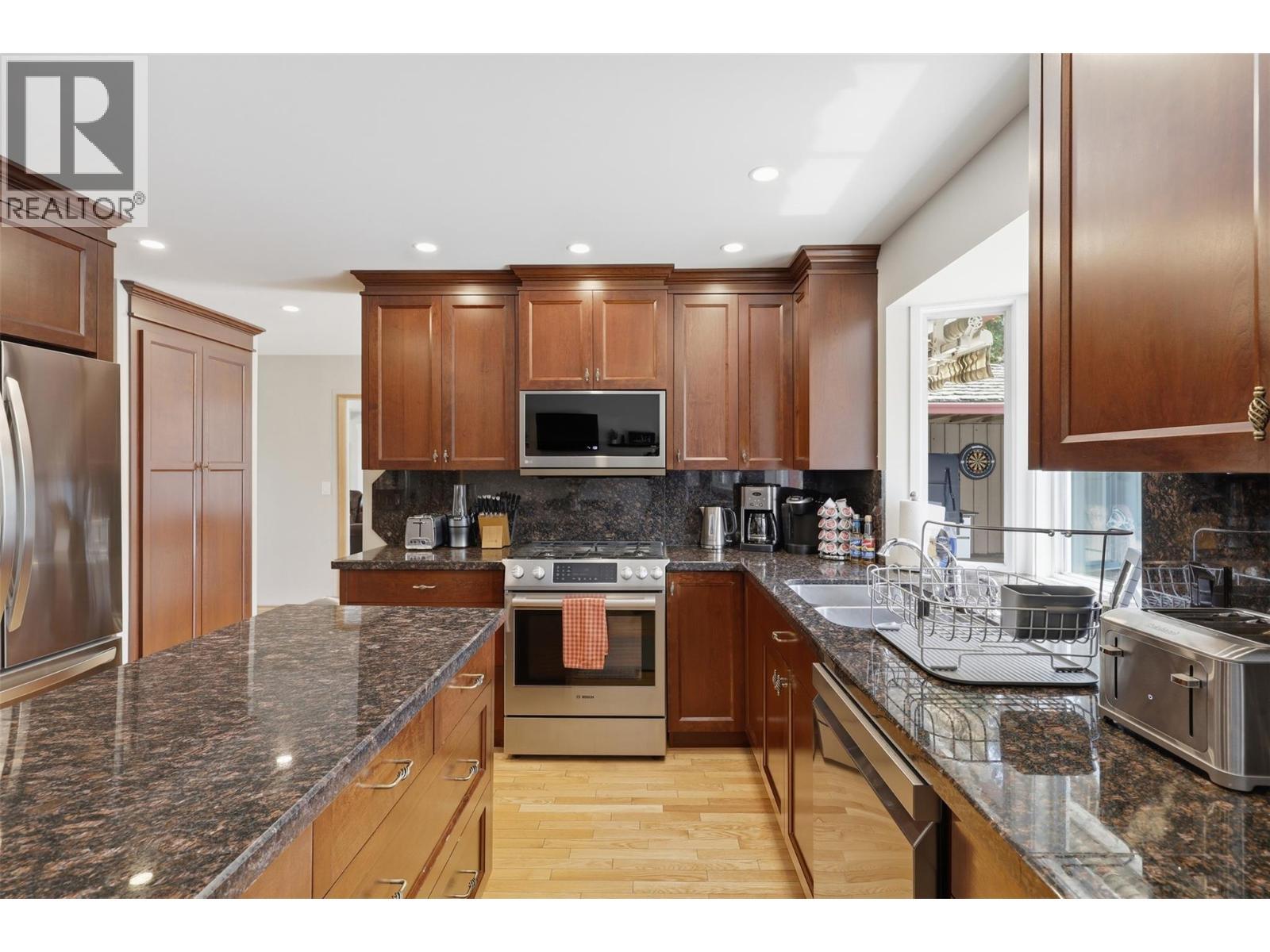 779 Gleneagles Drive, Kamloops, BC - Indoor Photo Showing Kitchen With Double Sink With Upgraded Kitchen