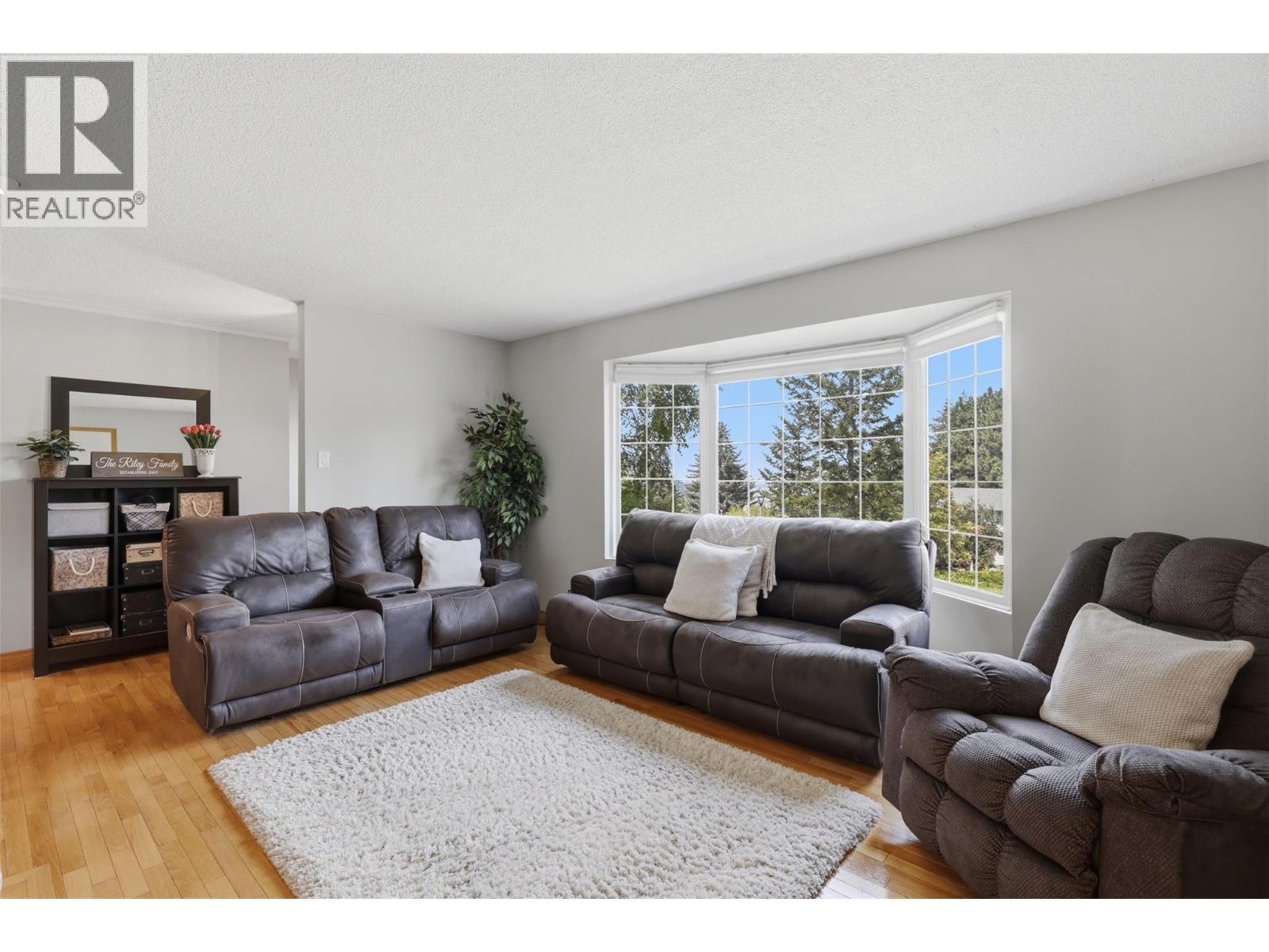 779 Gleneagles Drive, Kamloops, BC - Indoor Photo Showing Living Room