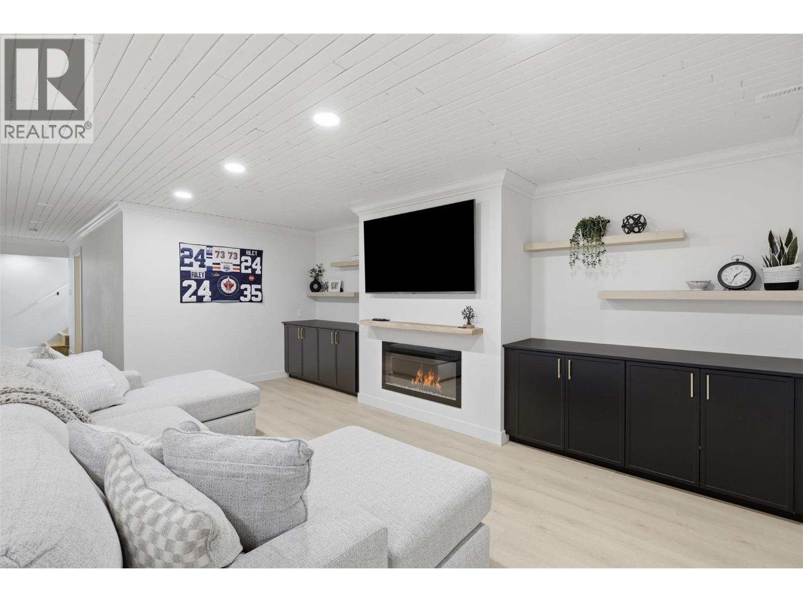 779 Gleneagles Drive, Kamloops, BC - Indoor With Fireplace
