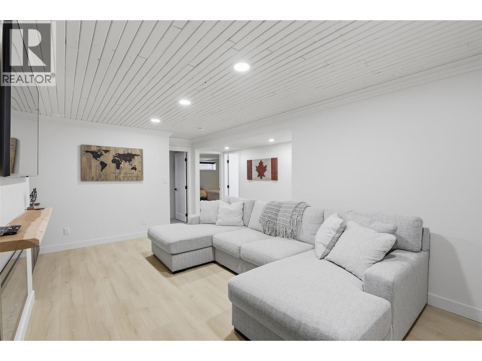 779 Gleneagles Drive, Kamloops, BC - Indoor Photo Showing Living Room