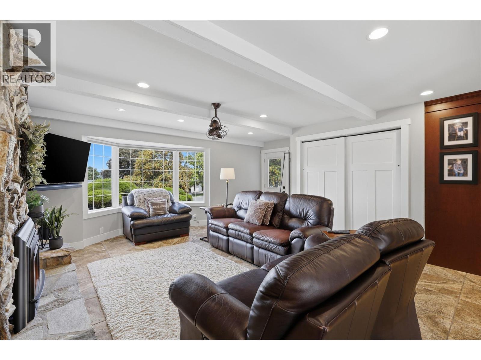 779 Gleneagles Drive, Kamloops, BC - Indoor Photo Showing Living Room