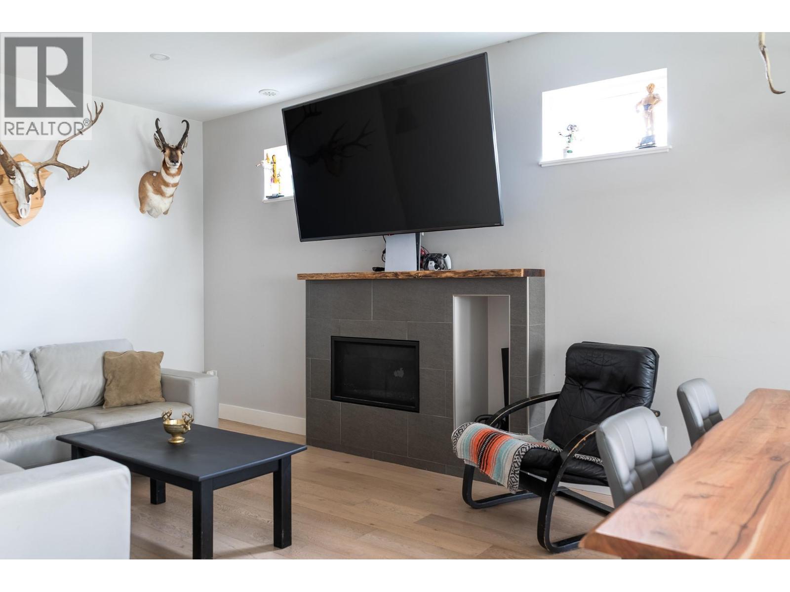 1929 Ethel Street, Kelowna, BC - Indoor Photo Showing Living Room With Fireplace