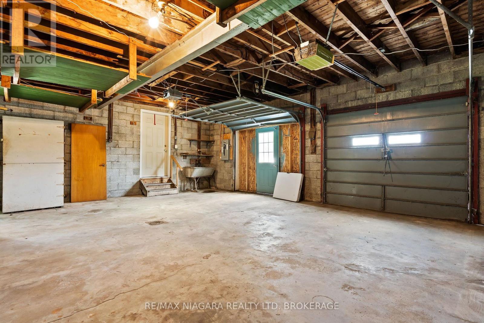333 Ridge Road S, Fort Erie (Crystal Beach), ON - Indoor Photo Showing Garage