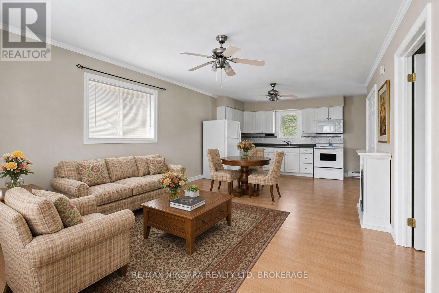 333 Ridge Road S, Fort Erie (Crystal Beach), ON - Indoor Photo Showing Living Room