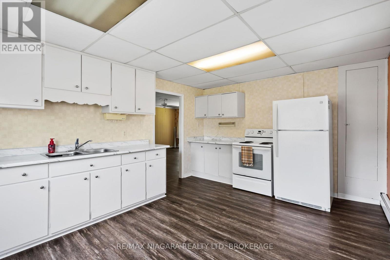 333 Ridge Road S, Fort Erie (Crystal Beach), ON - Indoor Photo Showing Kitchen
