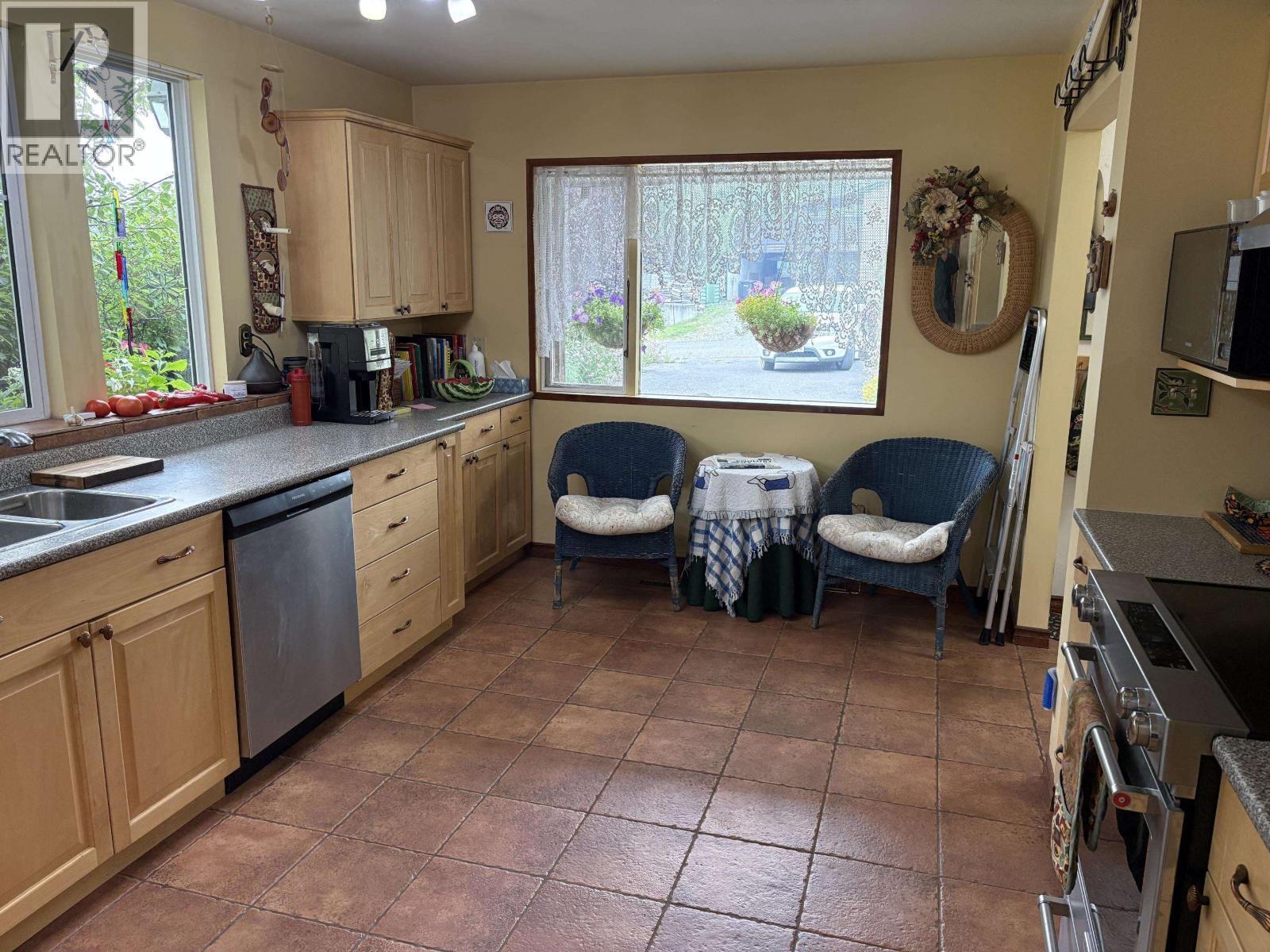 404 N Birch Avenue, 100 Mile House, BC - Indoor Photo Showing Kitchen