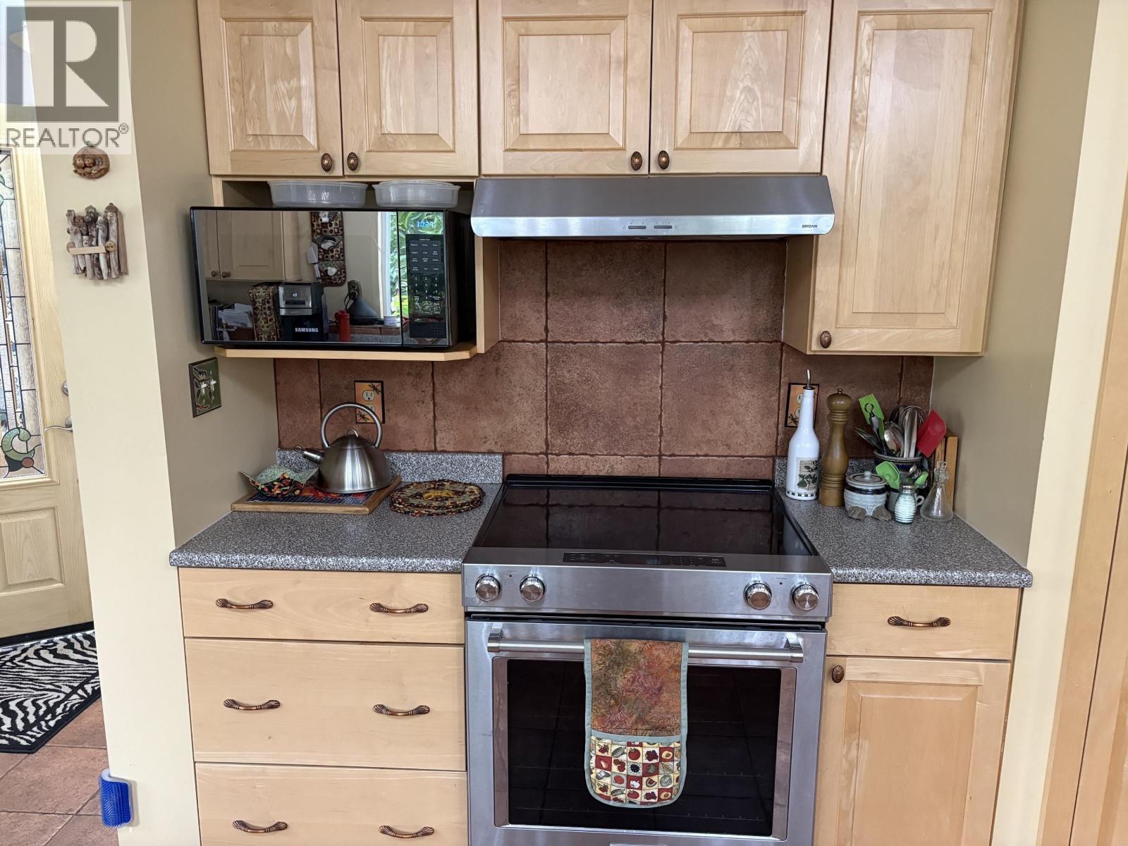 404 N Birch Avenue, 100 Mile House, BC - Indoor Photo Showing Kitchen