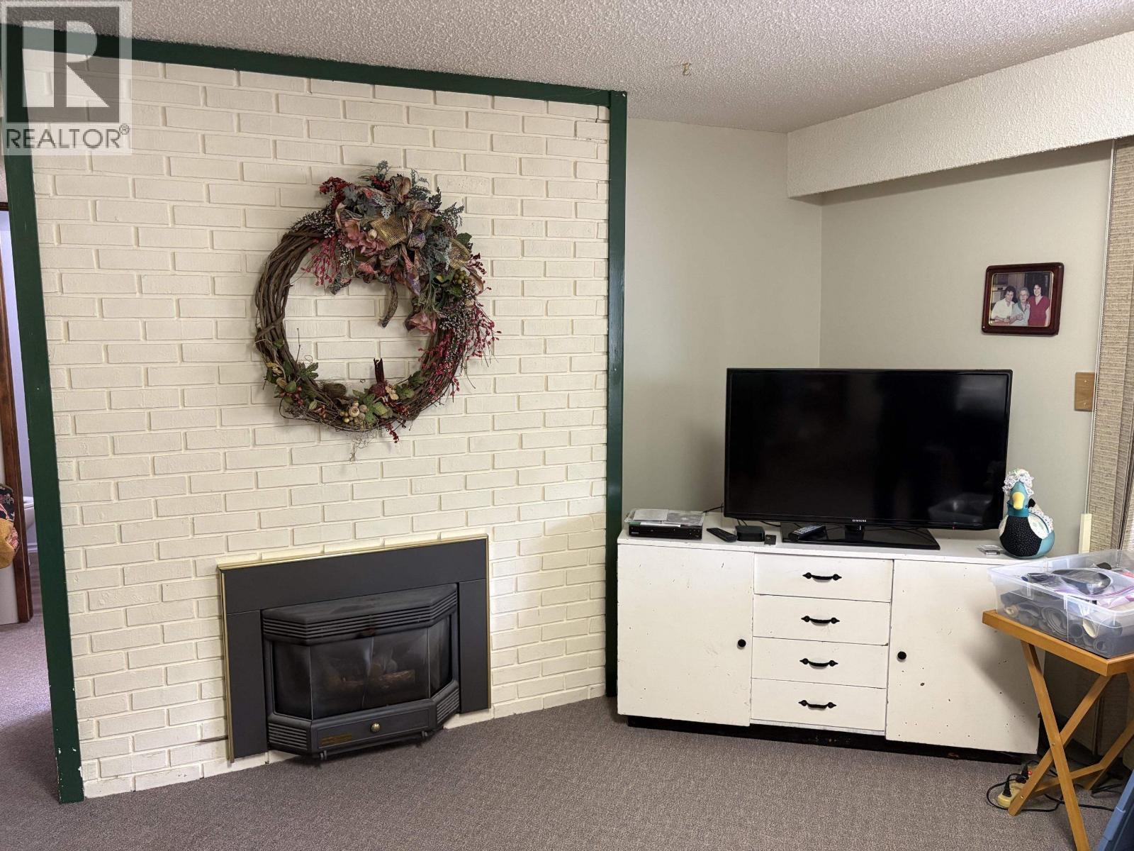 404 N Birch Avenue, 100 Mile House, BC - Indoor Photo Showing Living Room With Fireplace