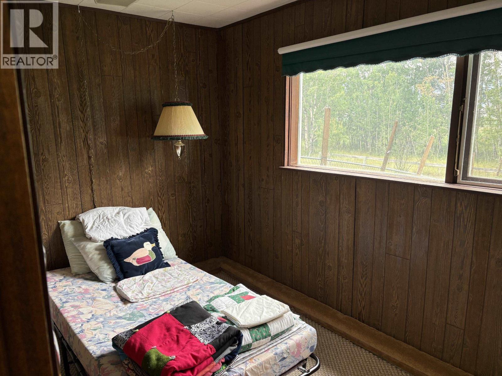 404 N Birch Avenue, 100 Mile House, BC - Indoor Photo Showing Bedroom