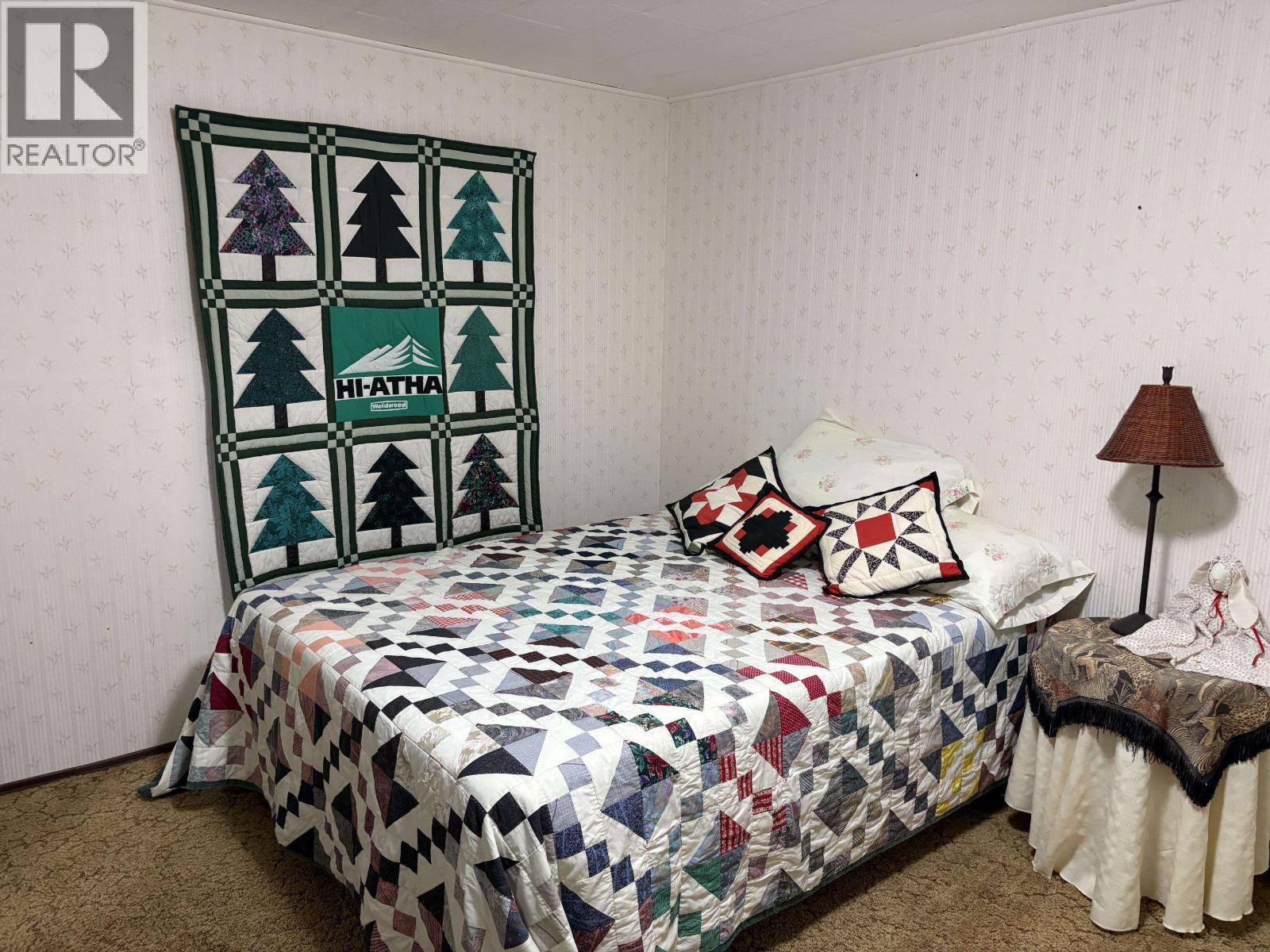 404 N Birch Avenue, 100 Mile House, BC - Indoor Photo Showing Bedroom