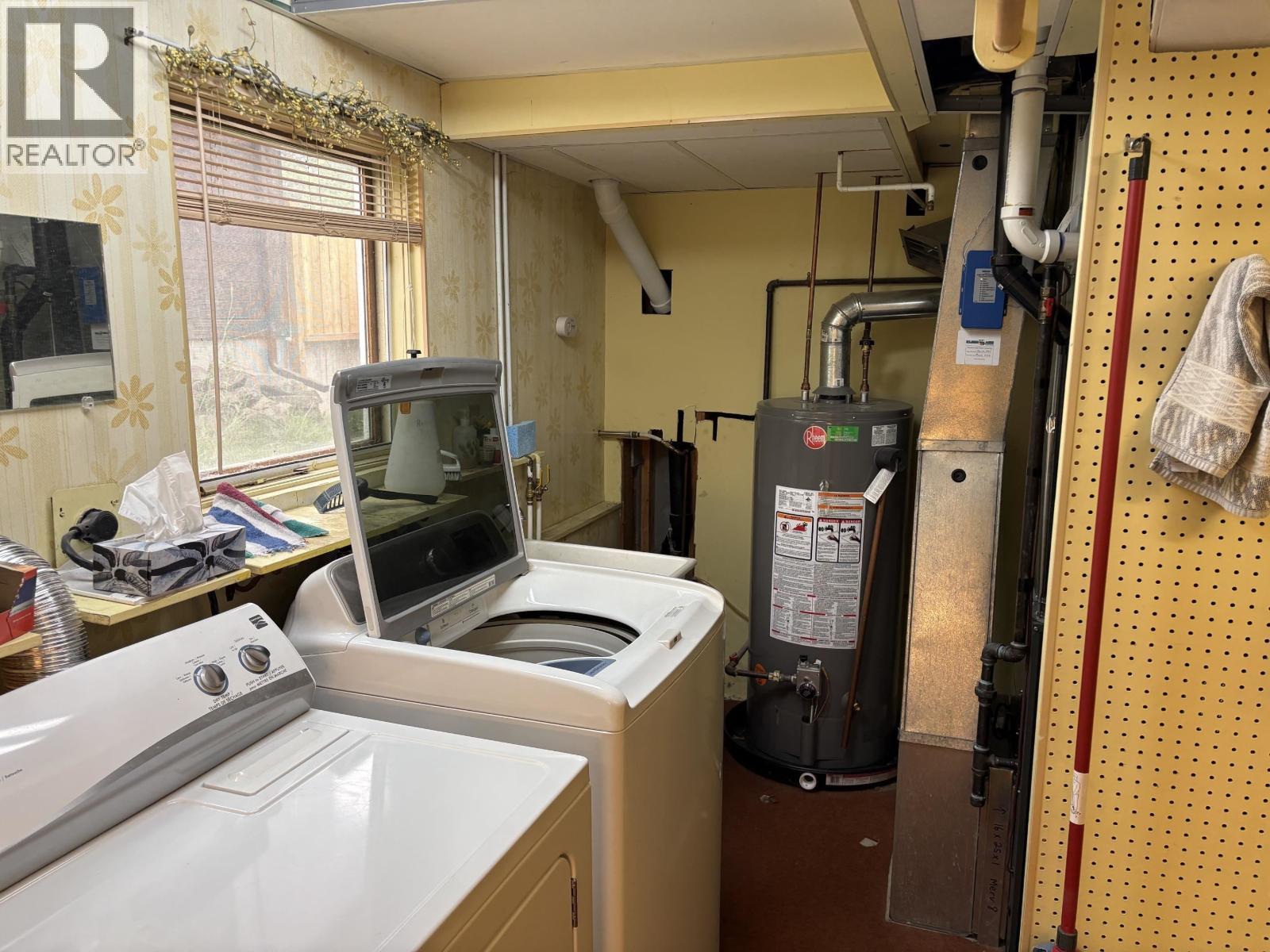 404 N Birch Avenue, 100 Mile House, BC - Indoor Photo Showing Laundry Room