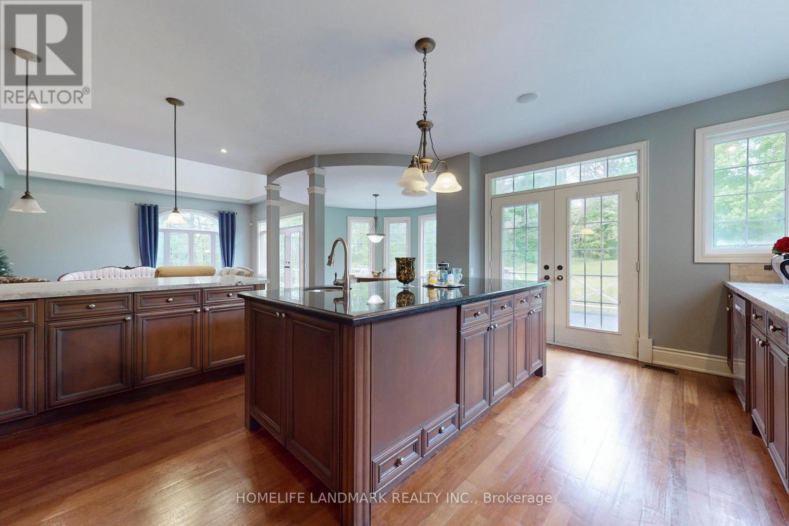19 Wolf Run Court, Whitchurch-Stouffville, ON - Indoor Photo Showing Kitchen With Upgraded Kitchen