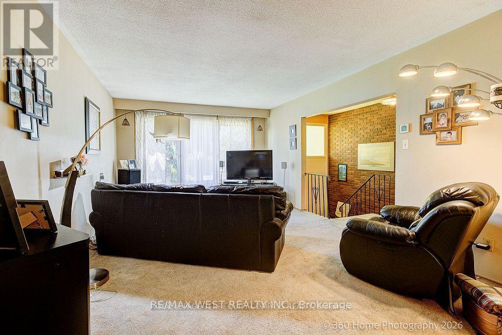 1583 Otterby Road, Mississauga, ON - Indoor Photo Showing Living Room