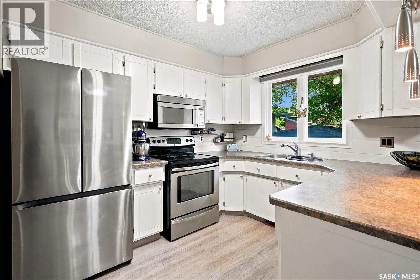 111 Minot Drive, Regina, SK - Indoor Photo Showing Kitchen With Double Sink