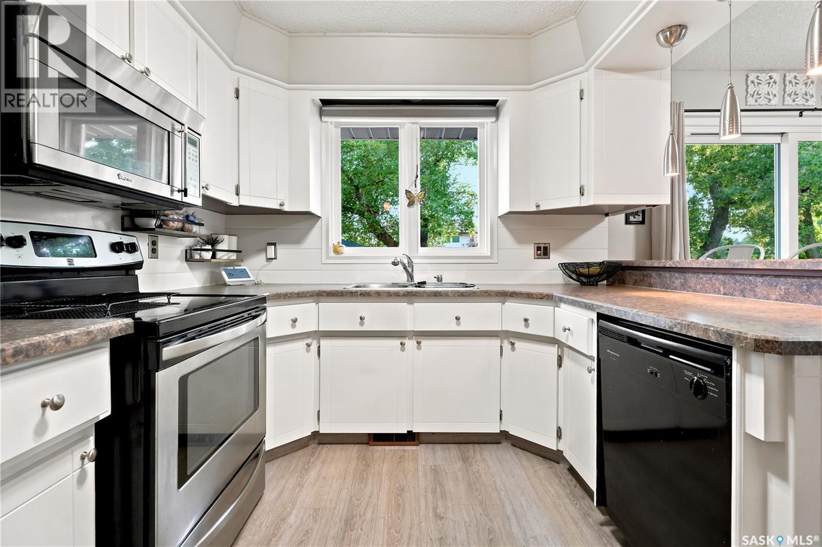 111 Minot Drive, Regina, SK - Indoor Photo Showing Kitchen With Double Sink