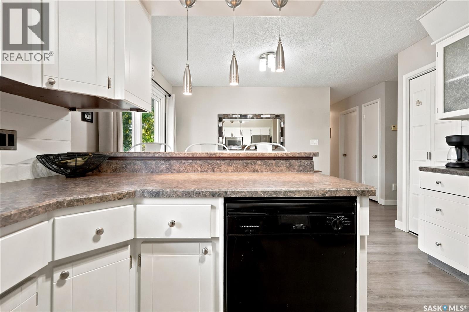111 Minot Drive, Regina, SK - Indoor Photo Showing Kitchen