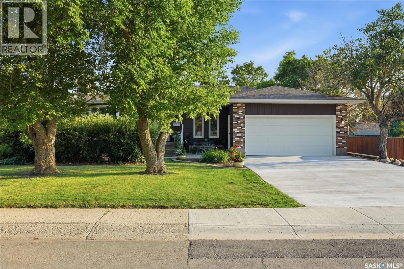 111 Minot Drive, Regina, SK - Outdoor