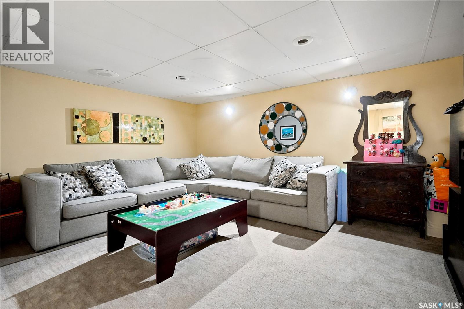 111 Minot Drive, Regina, SK - Indoor Photo Showing Living Room