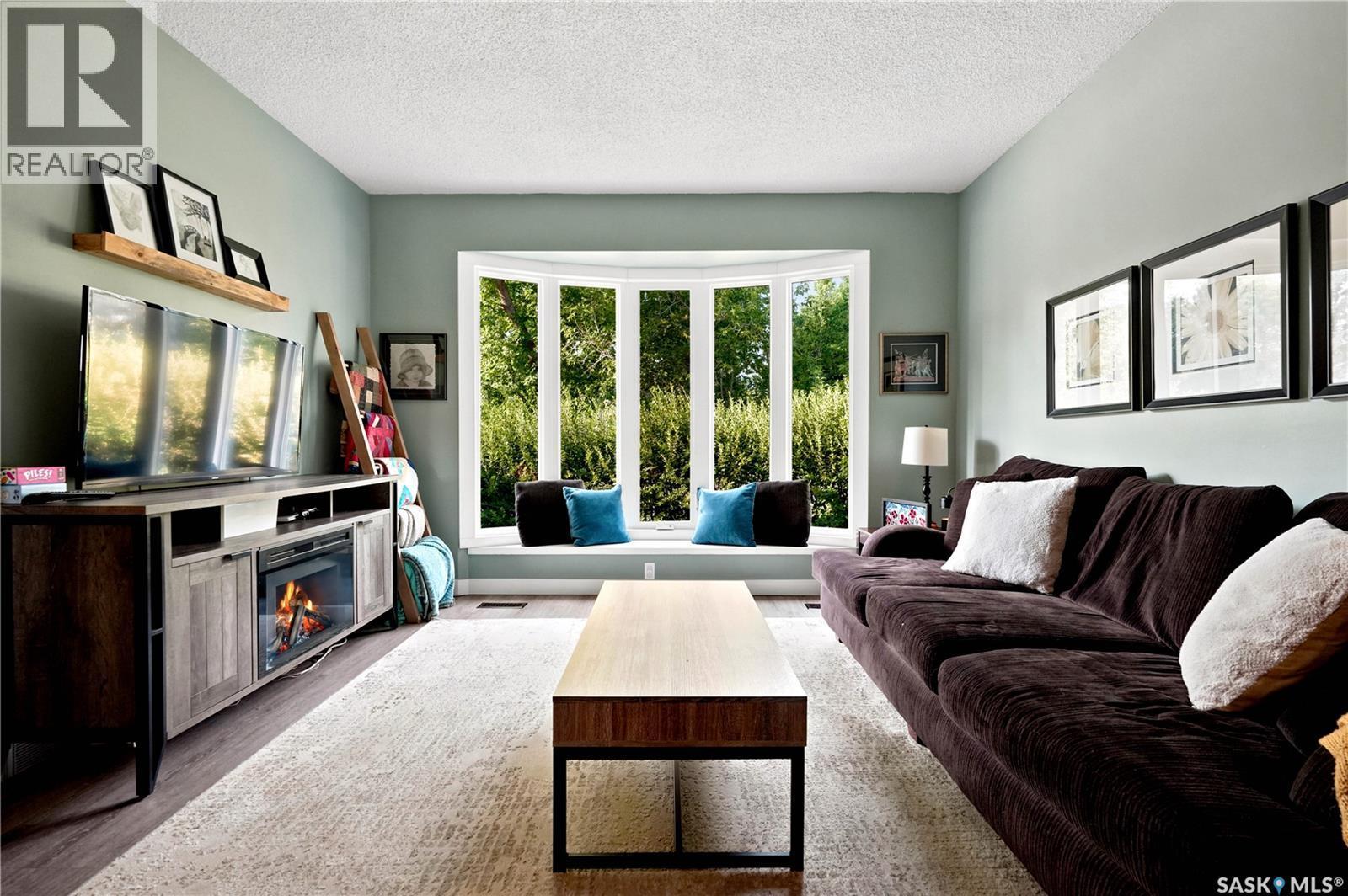 111 Minot Drive, Regina, SK - Indoor Photo Showing Living Room