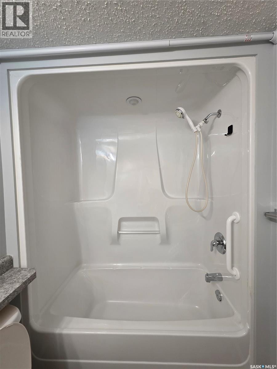 205 701 Henry Street, Estevan, SK - Indoor Photo Showing Bathroom