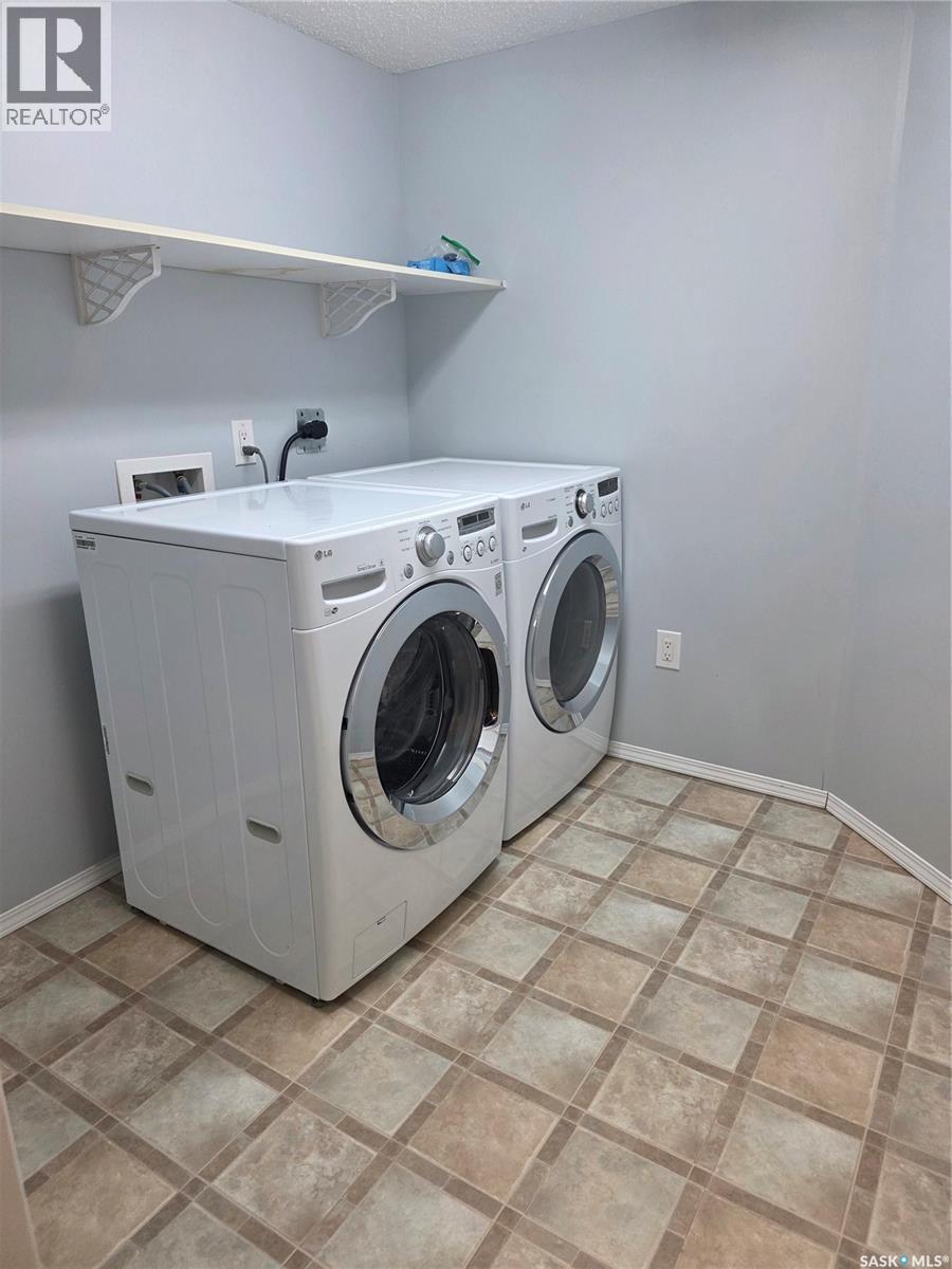 205 701 Henry Street, Estevan, SK - Indoor Photo Showing Laundry Room