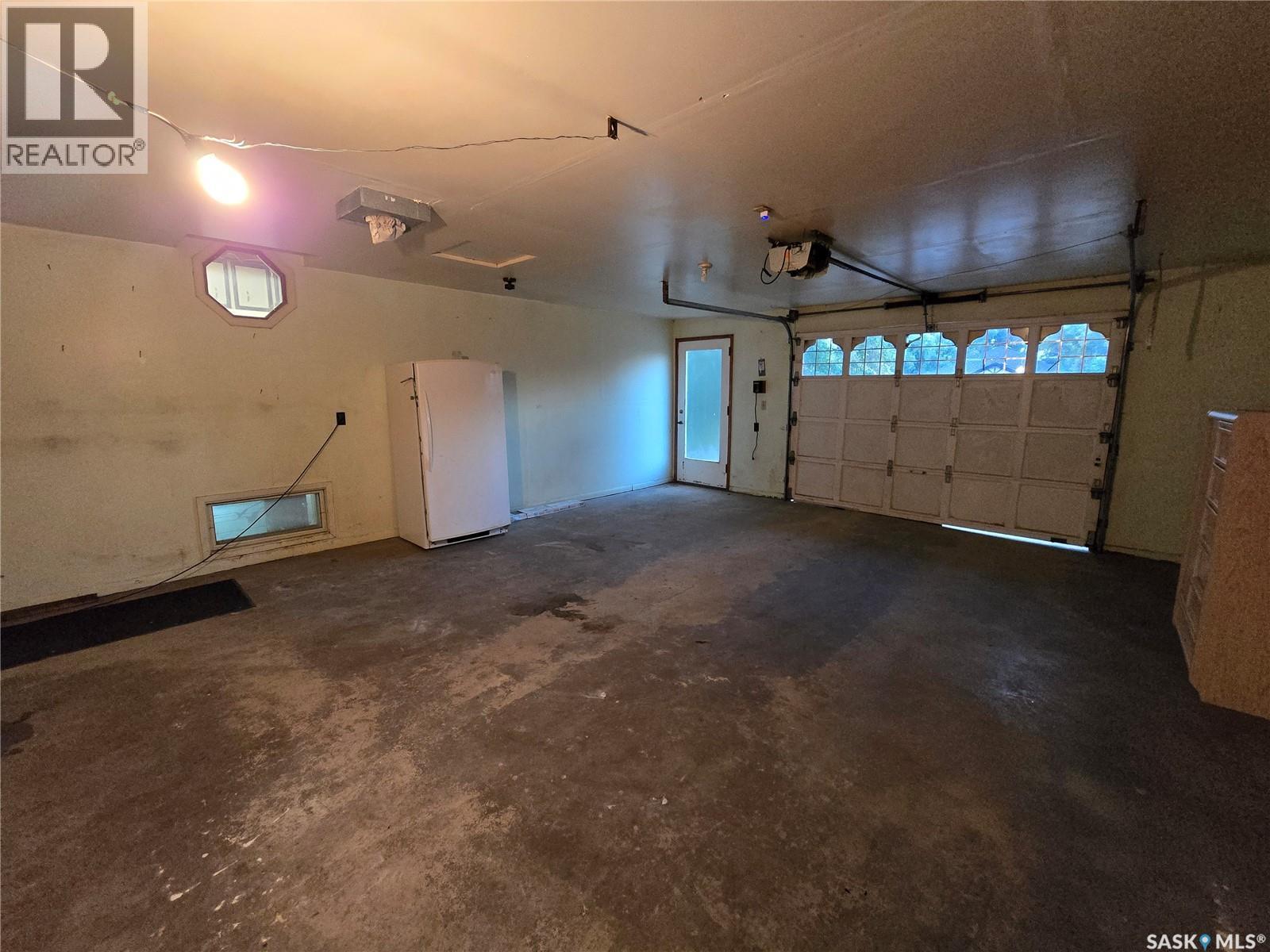 142 First Street W, Glenavon, SK - Indoor Photo Showing Garage
